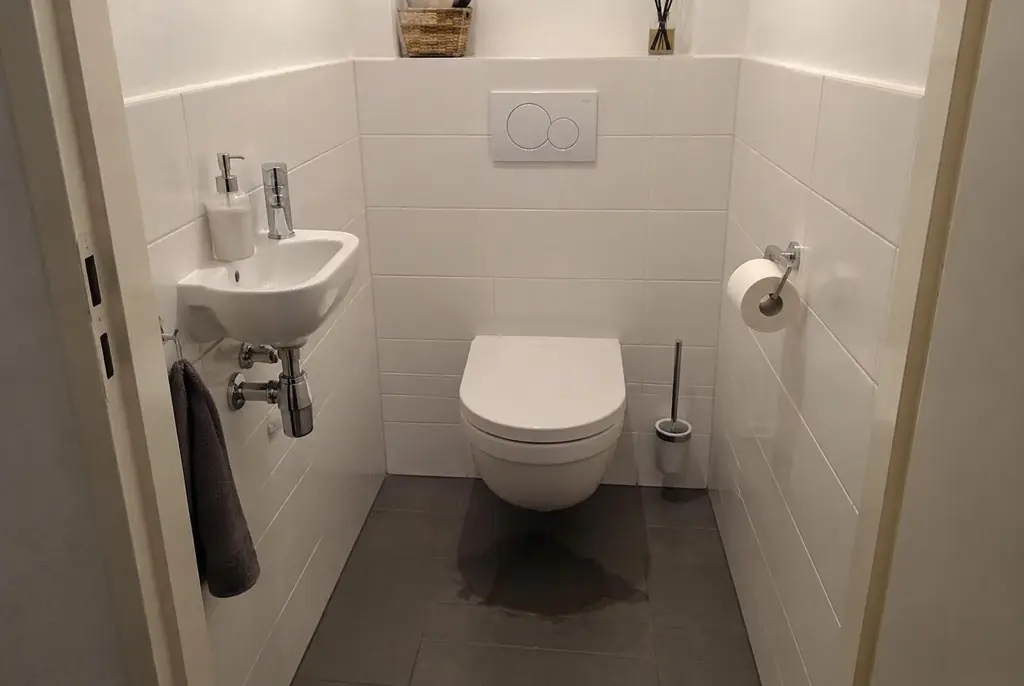 Lekdetectie Zwolle – natte vloer bij een toilet