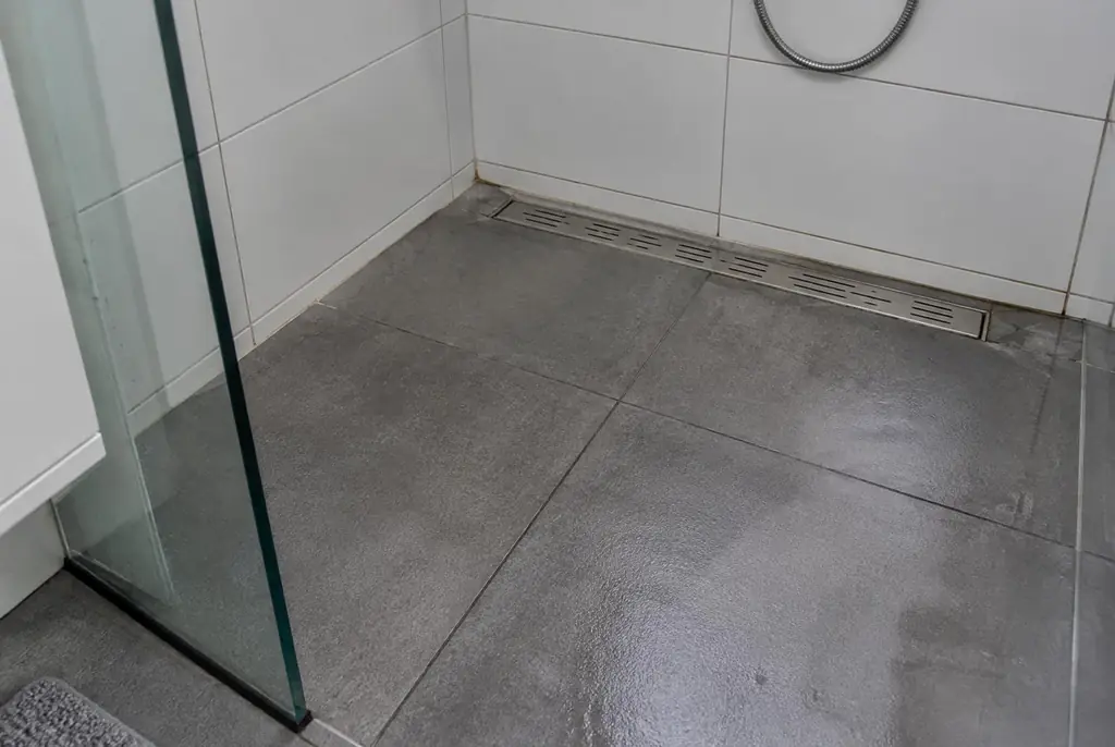 Lekdetectie Zwolle – lekkende inloopdouche met natte voegen