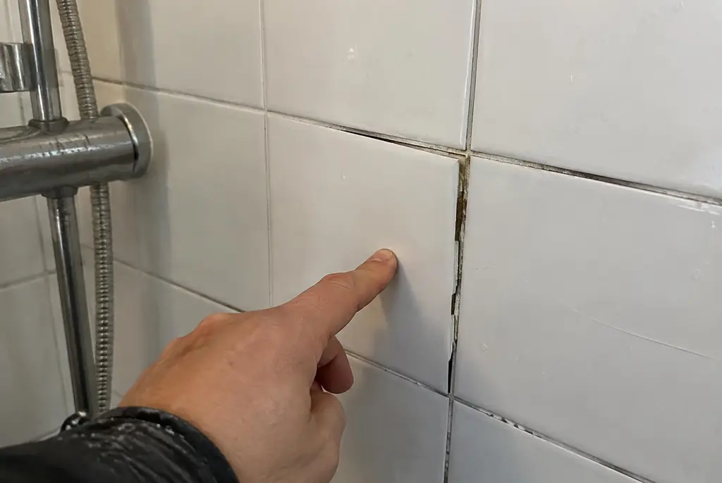Lekdetectie Zwolle – losse, holle badkamertegels door een lekkage