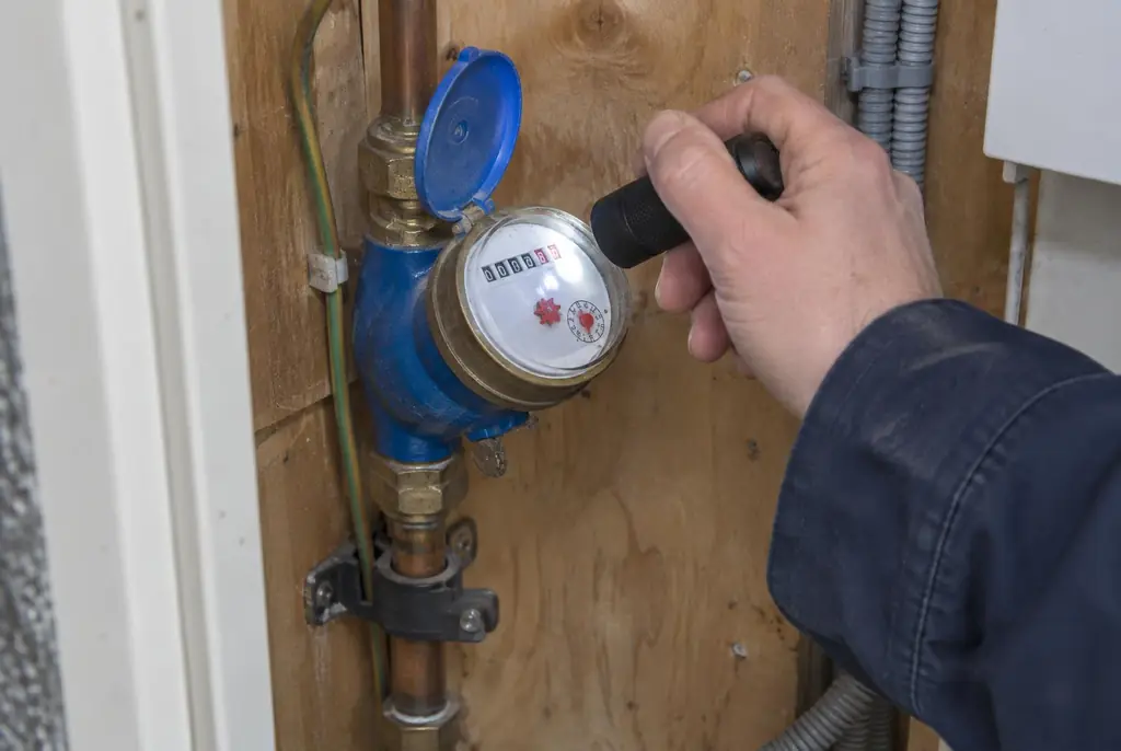 Lekdetectie Zwolle – watermeter in de meterkast controleren met een zaklamp